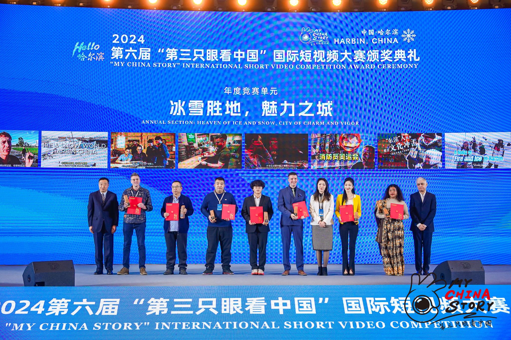 taptap点点获奖代表马达加斯加留学生陈娜晗（右二）上台领奖.jpg