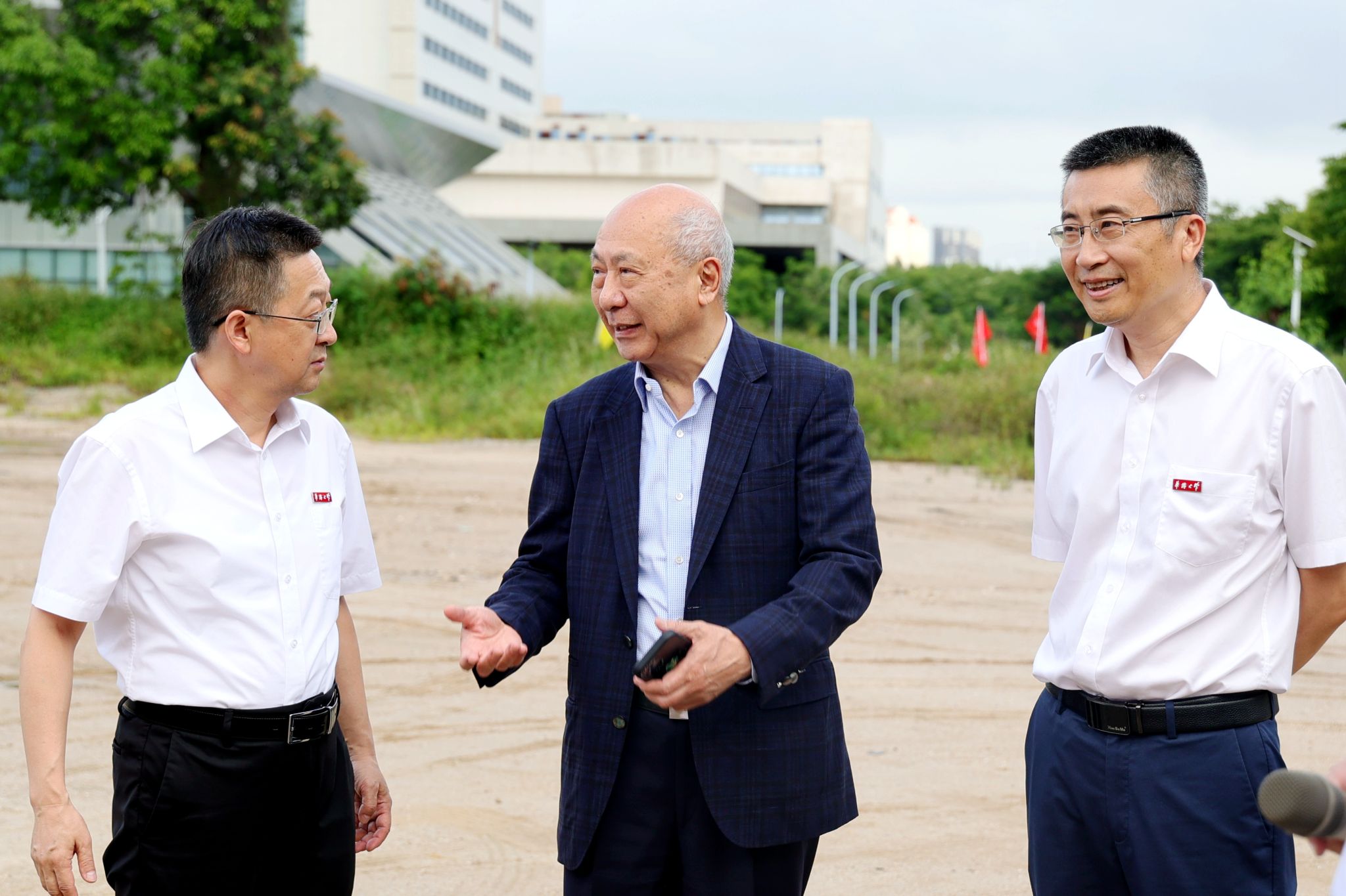 陈成秀副董事长参观徐湘琴游泳馆工地.jpg