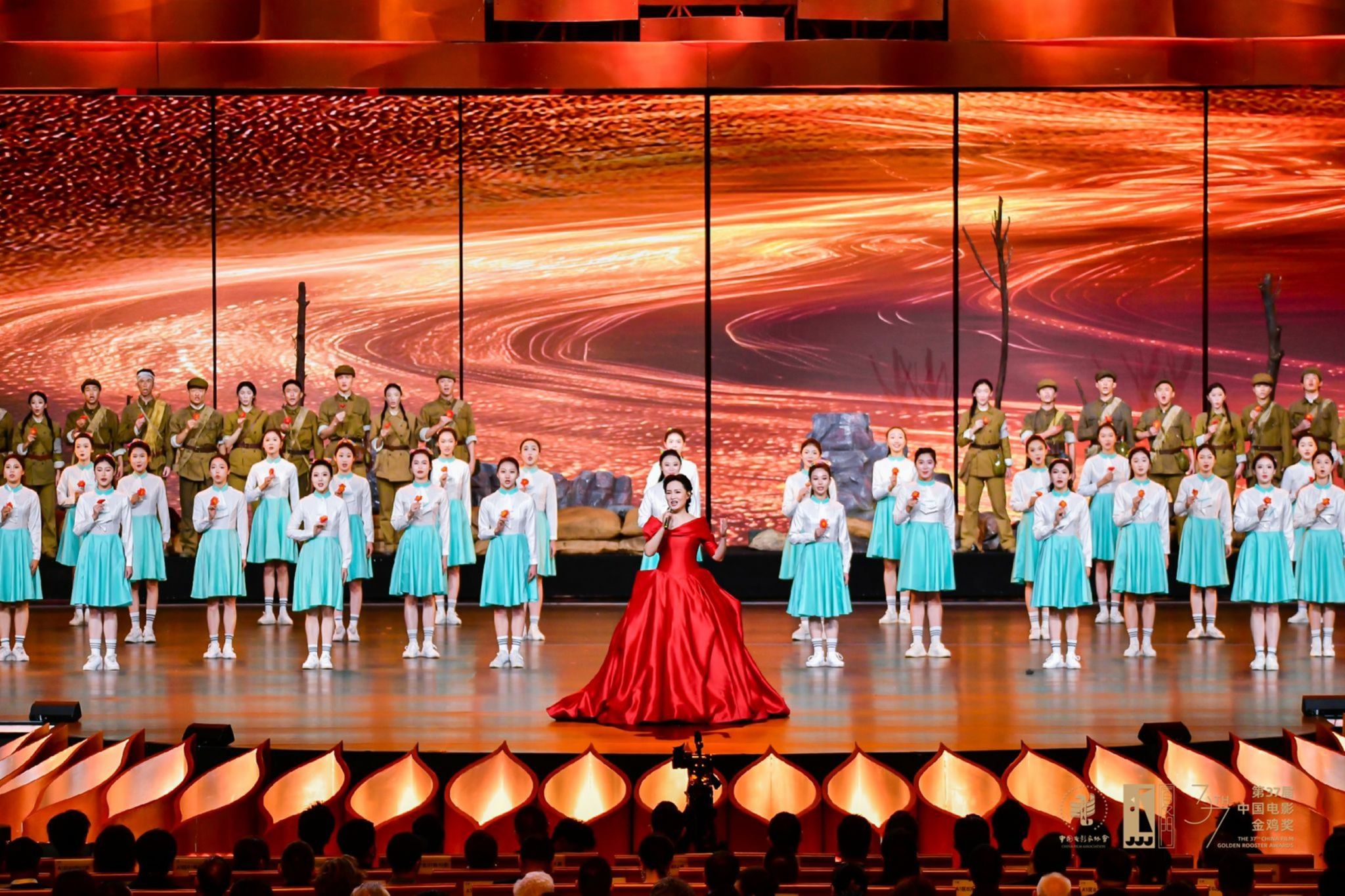18.音舞学院师生受邀在第37届中国金鸡百花电影节颁奖典礼上演出.jpg