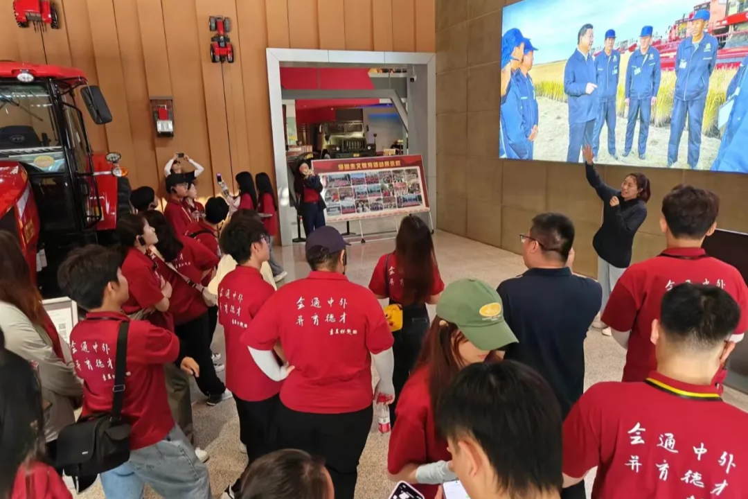 参观中国一拖，了解技术变革.jpg