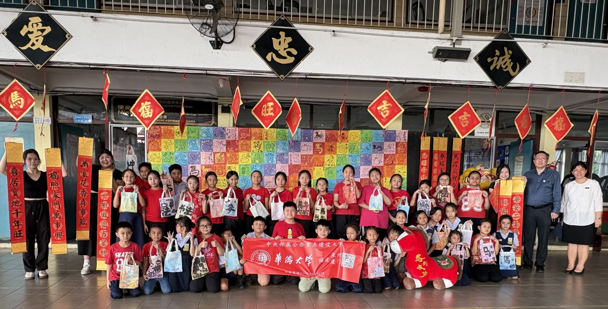 实践团成员在海外开展公益服务.jpg
