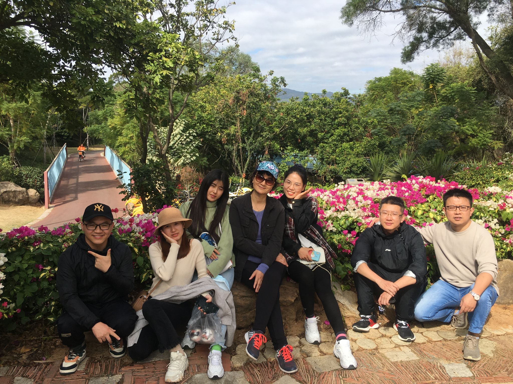 与学生合影.jpg