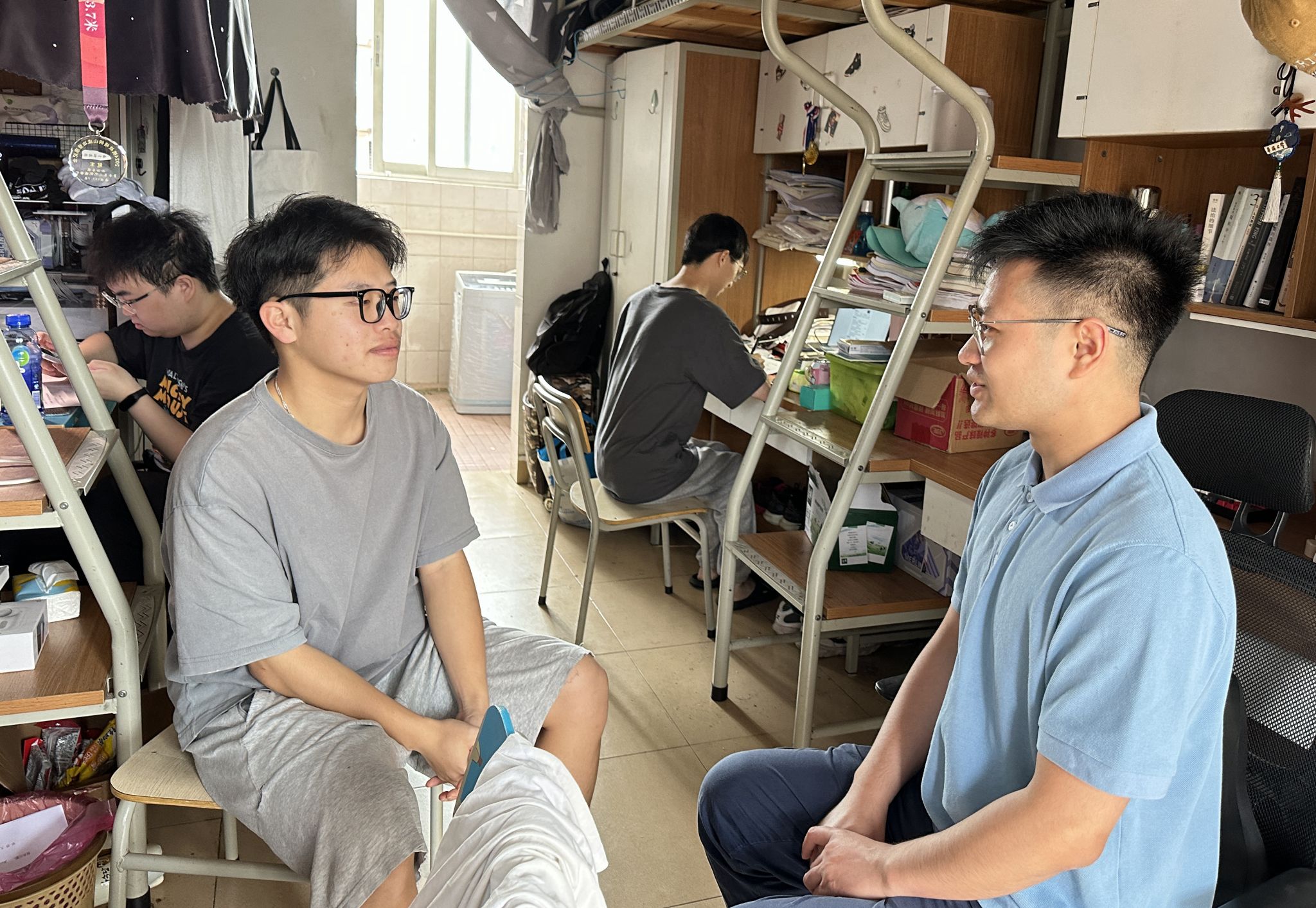 8.辅导员走访学生宿舍开展思政工作.jpg