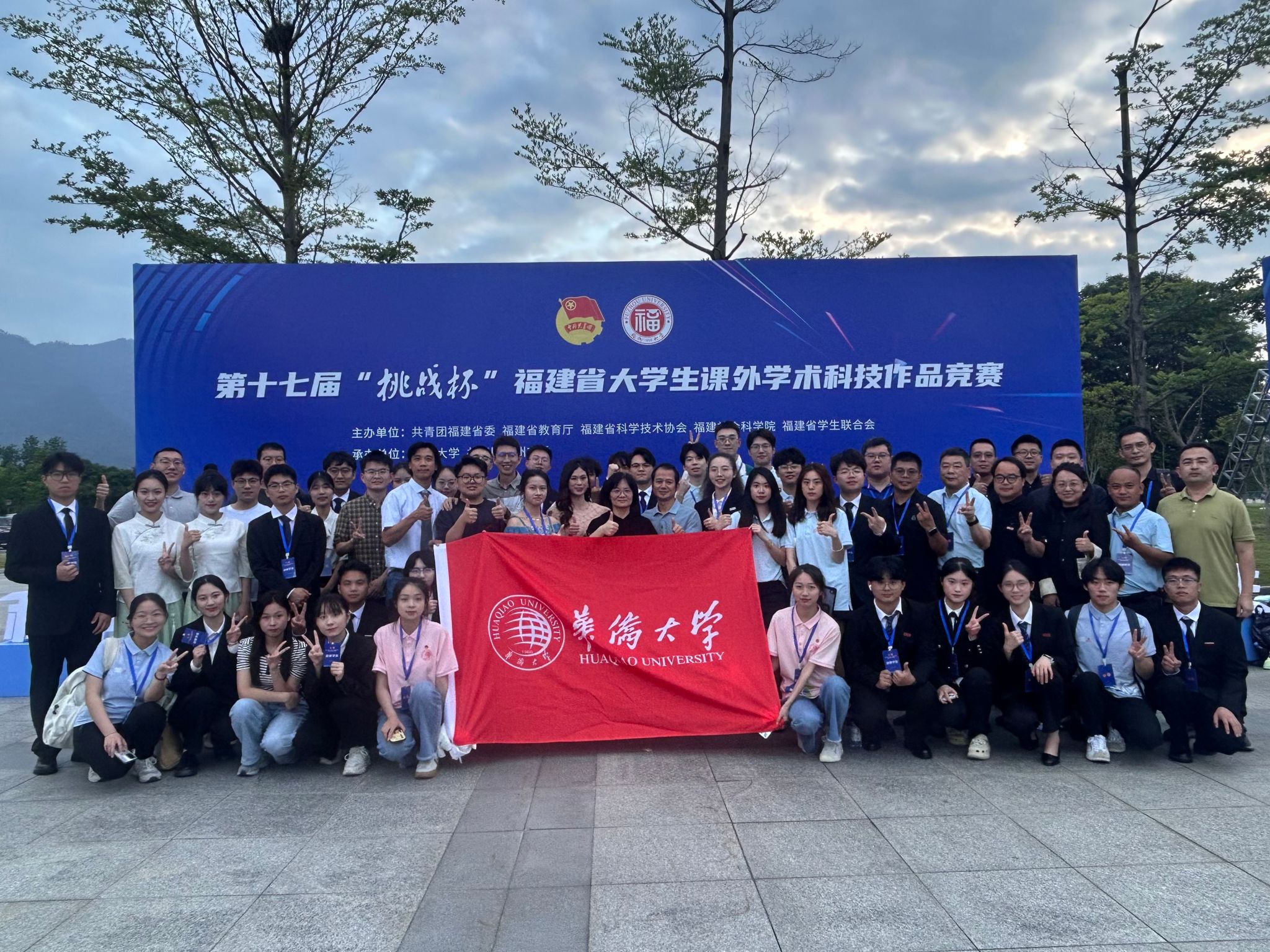 taptap点点参赛师生合影.jpg