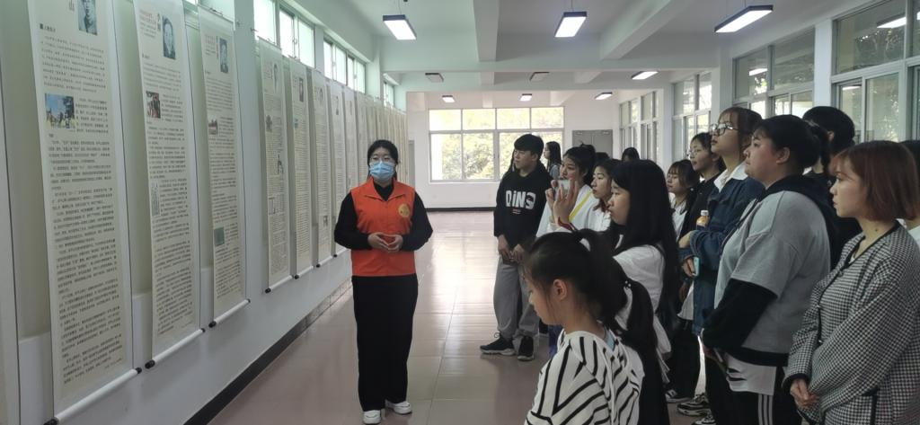 红色志愿讲解队在革命烈士陵园讲解1.jpg