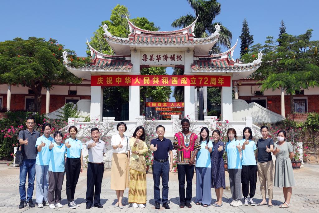 1.徐西鹏书记和参赛师生合影.jpg