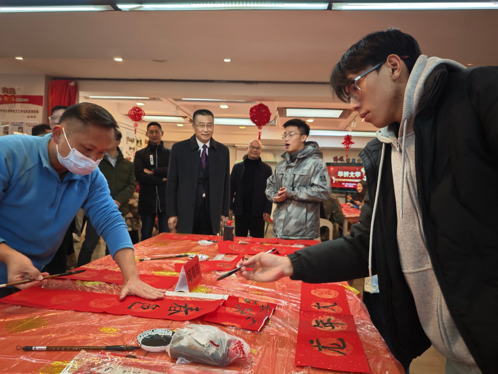 校长吴剑平与学生交流.jpg