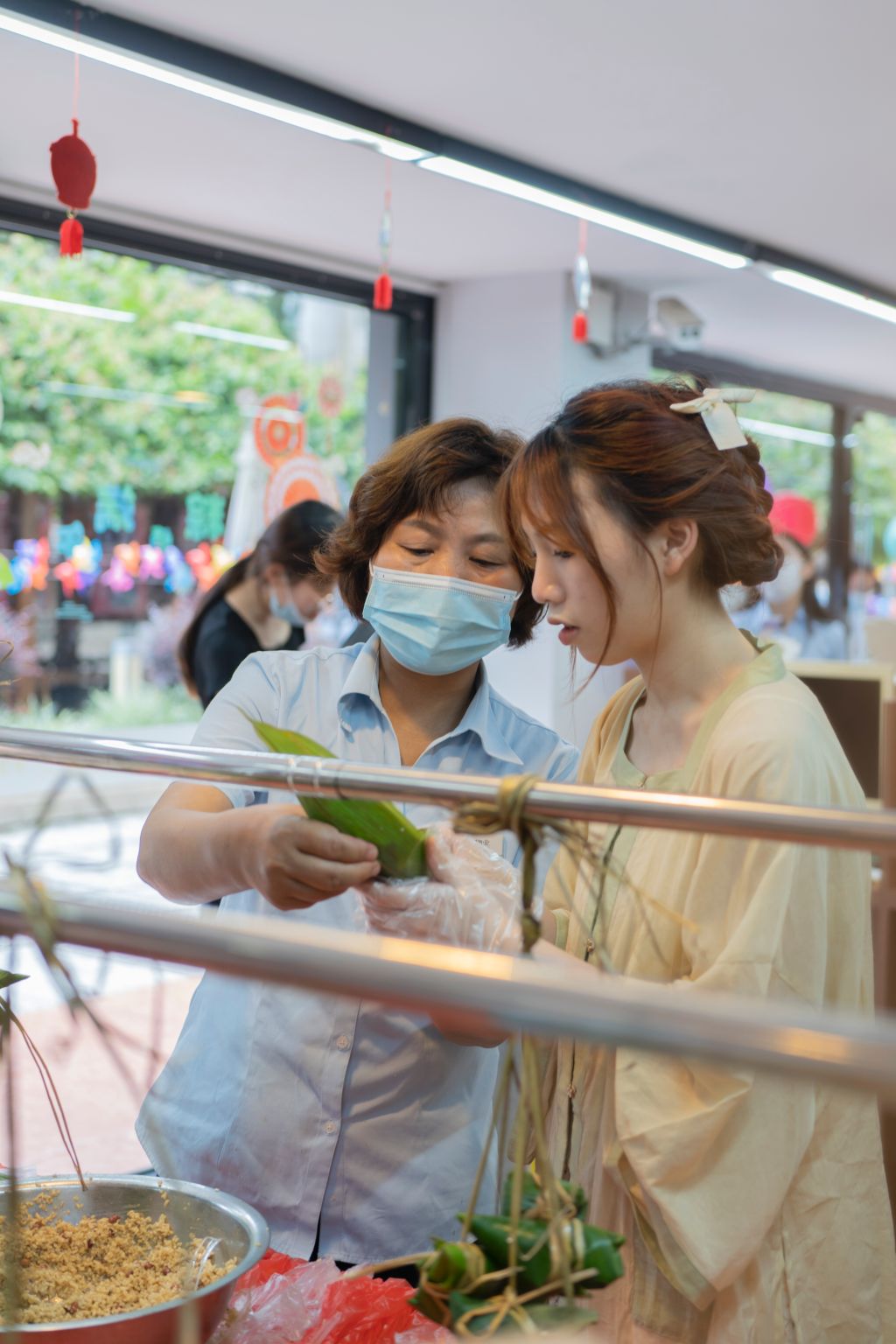 同学学习包粽子.jpg