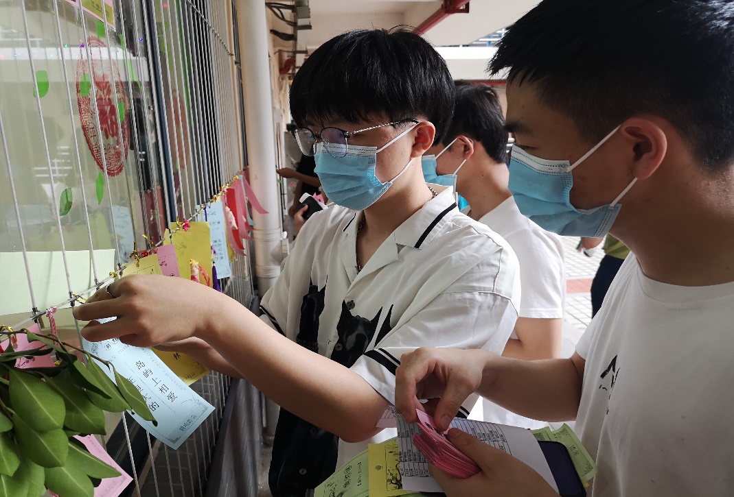 同学们体验猜字谜.jpg