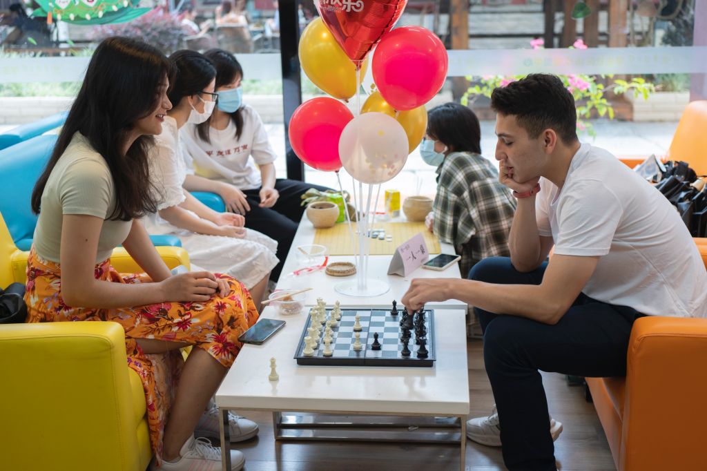 留学生在一起下棋.jpg