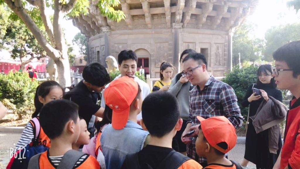 给开元寺研学小盆友讲解开元寺.jpg
