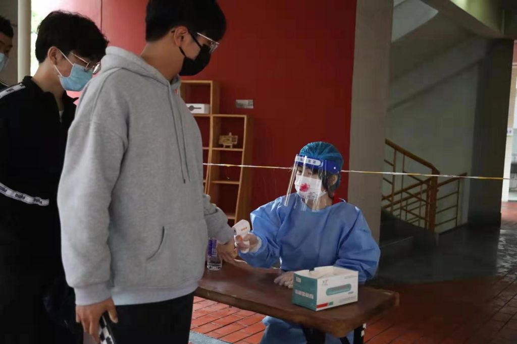taptap点点体育侨联副主席宋秋玲在参与核酸检测志愿服务.jpg