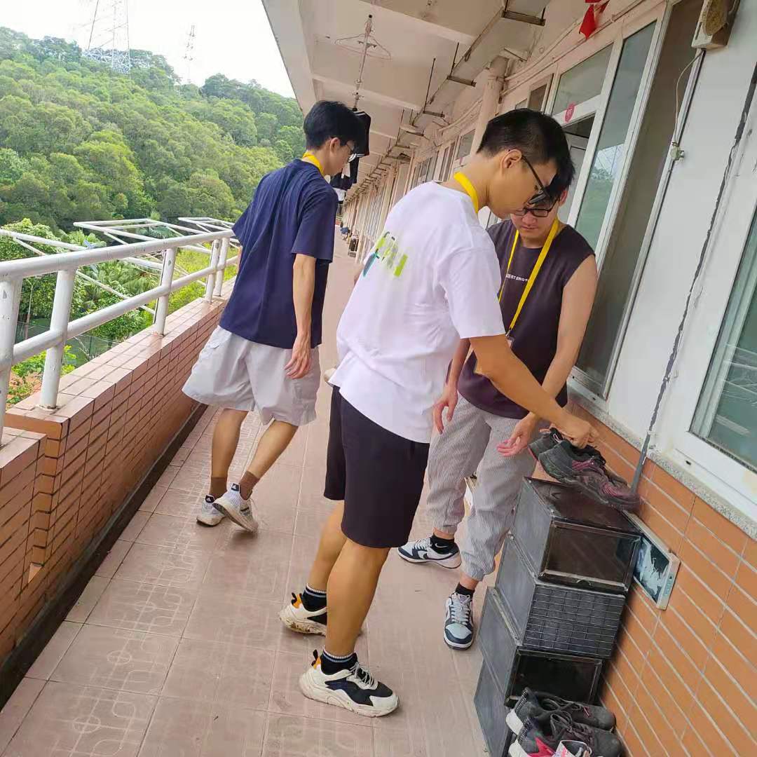 楼栋学生党员将同学们的鞋子恢复原位.jpg